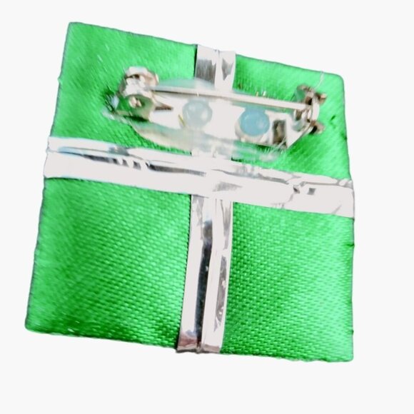 Christmas Present Pin Brooch Green Gift Package REd Ribbon Holly Holiday Jewelry - Picture 2 of 5